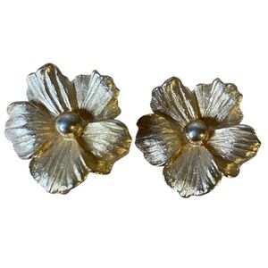 * vintage style perfect pansy flower stud clip on earrings textured petals